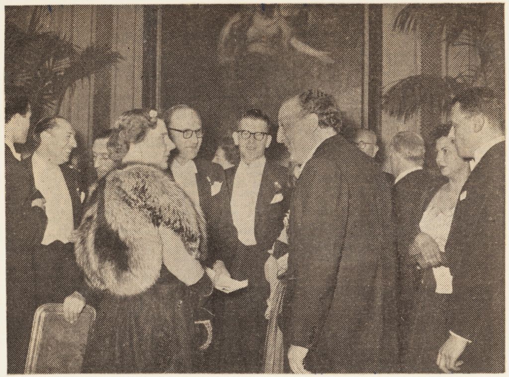 Krantenfoto van koningin Juliana met o.a. Christiaan Leeflang, Ed. Hoornik en Willem Frederik Hermans tijdens het Boekenbal in 1953